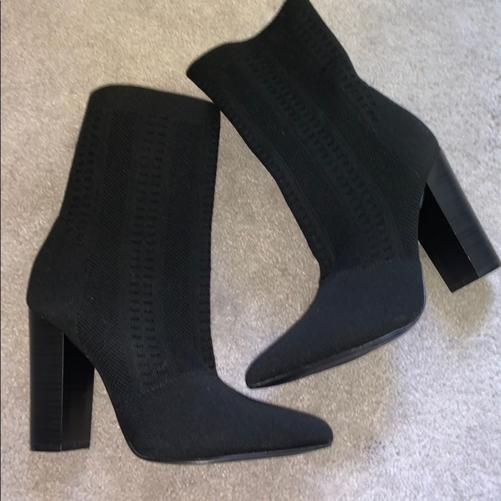 NEVER WORN BOOTIES